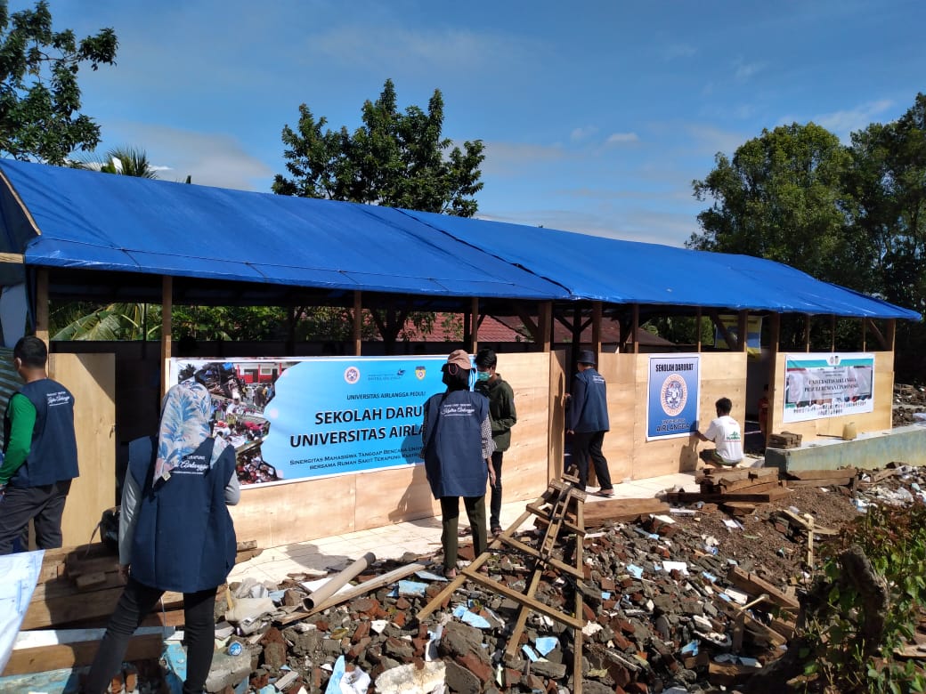 UNAIR Mahagana TEAM built an emergency study house with other volunteers in West Sulawesi. (Photo: Mahagana UNAIR Team)