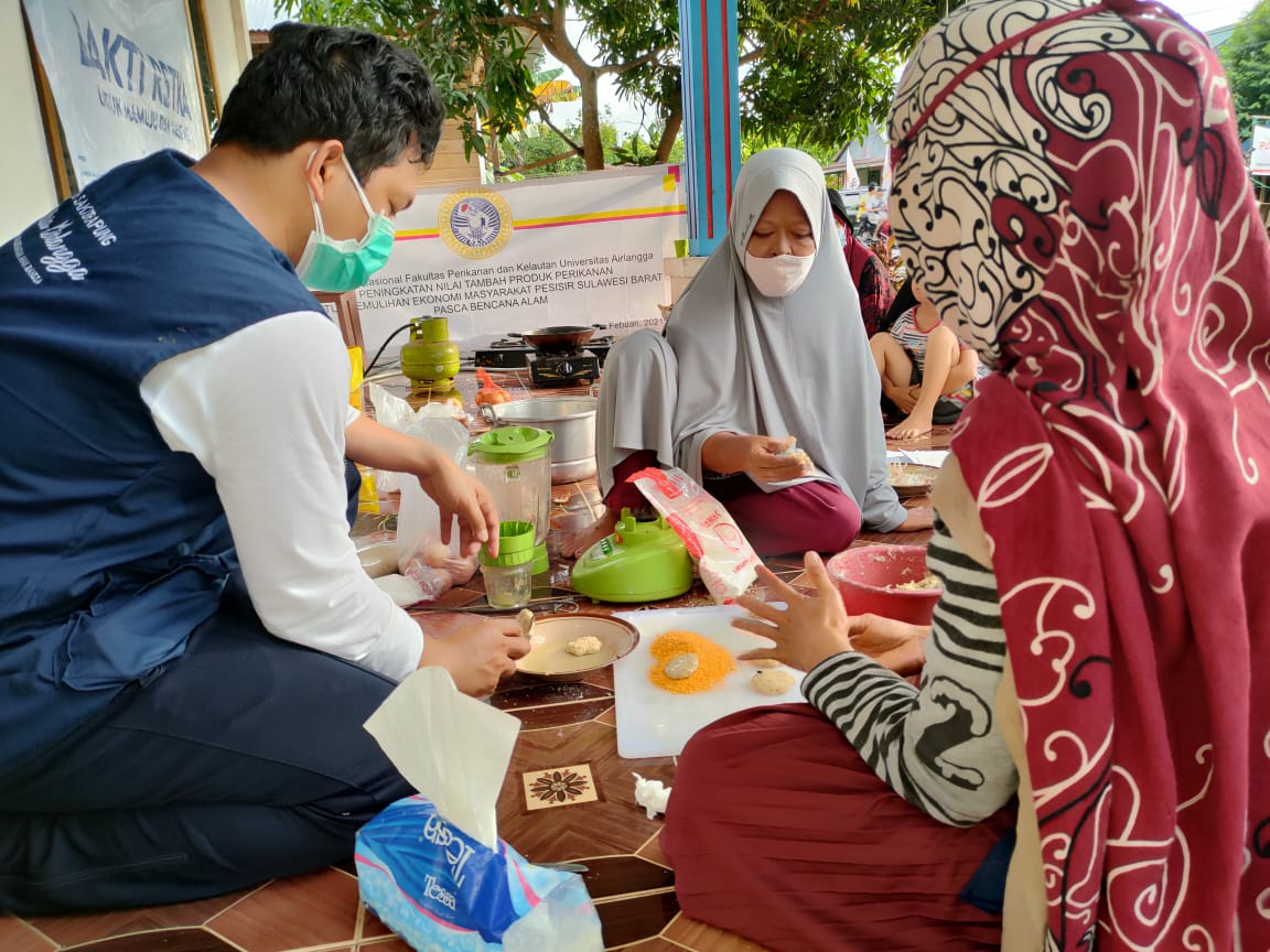FPK Team provides training to the people of West Sulawesi. (Photo: FPK UNAIR Team)