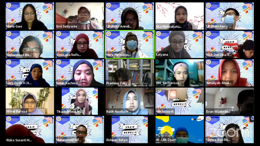 UNAIR Menulis (lit.UNAIR Writes) Batch 1 together with UNAIR Academics. (Photo: Youtube LIPJPHKI UNAIR)