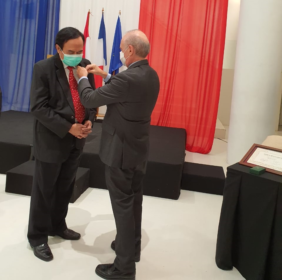 Read more about the article UNAIR Faculty of Veterinary Medicine Professor awarded Chevalier Medal from French Ambassador