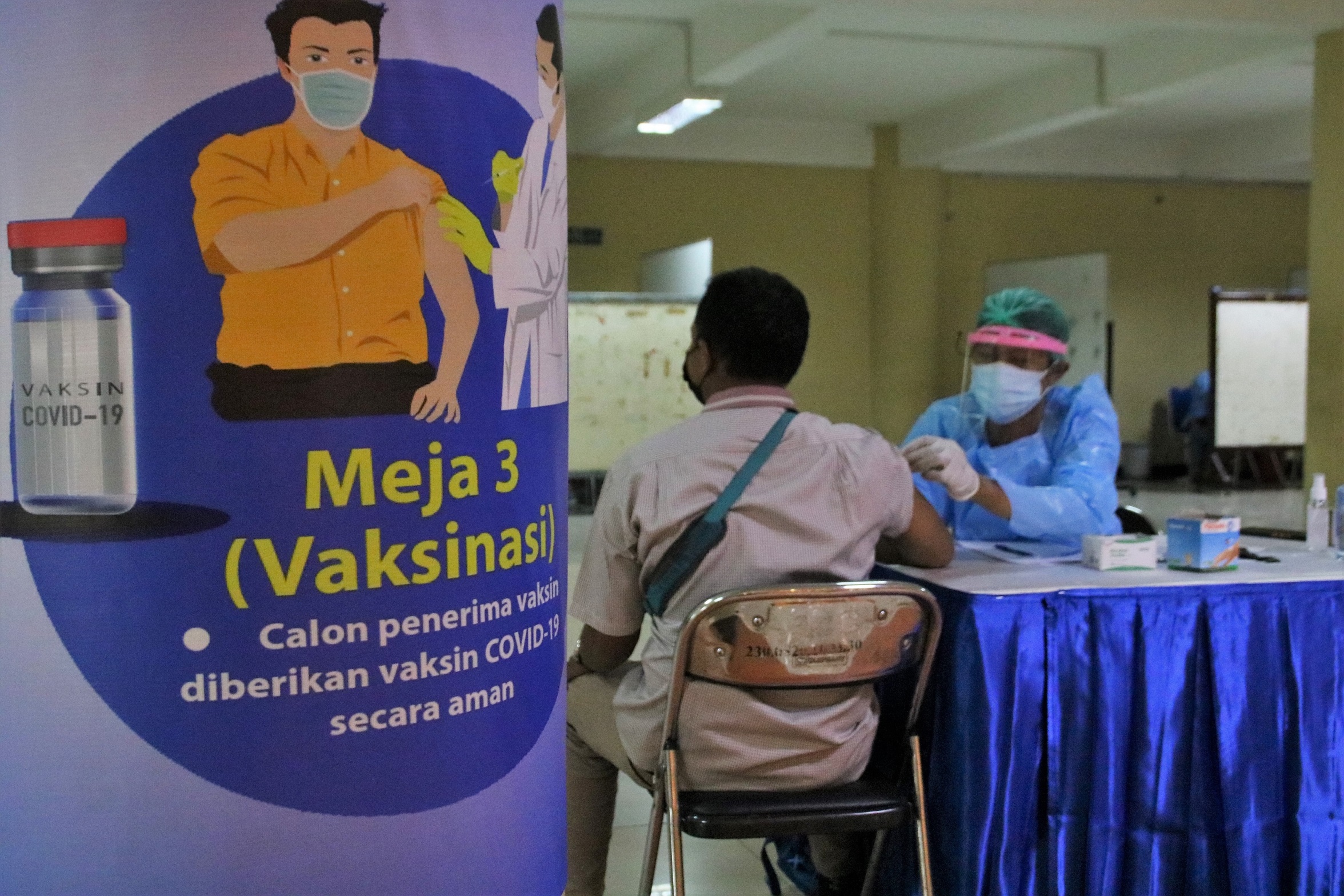 ONE of the UNAIR academicians vaccinated at Airlangga Convention Center (ACC) UNAIR on Saturday, March 27, 2021. (Photo: Agus Irwanto)
