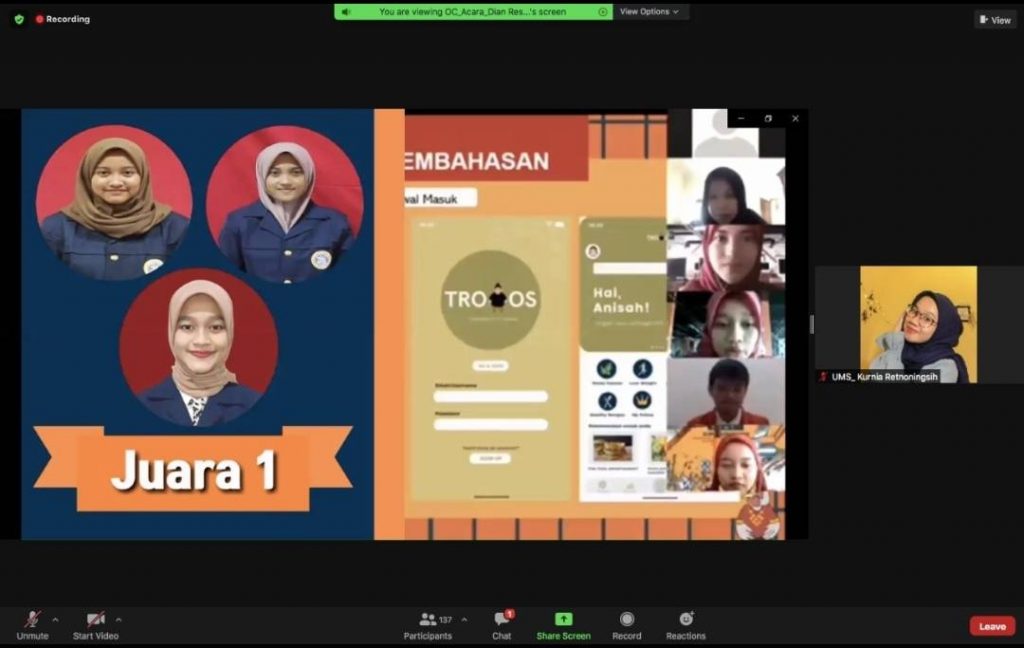 Anisah Firdaus Rahmawati, Ayu Sabila Fitriannisa, dan Faradyah Lulut Santosa ketika diumumkan menjadi Juara I melalui Zoom. (Foto: istimewa)