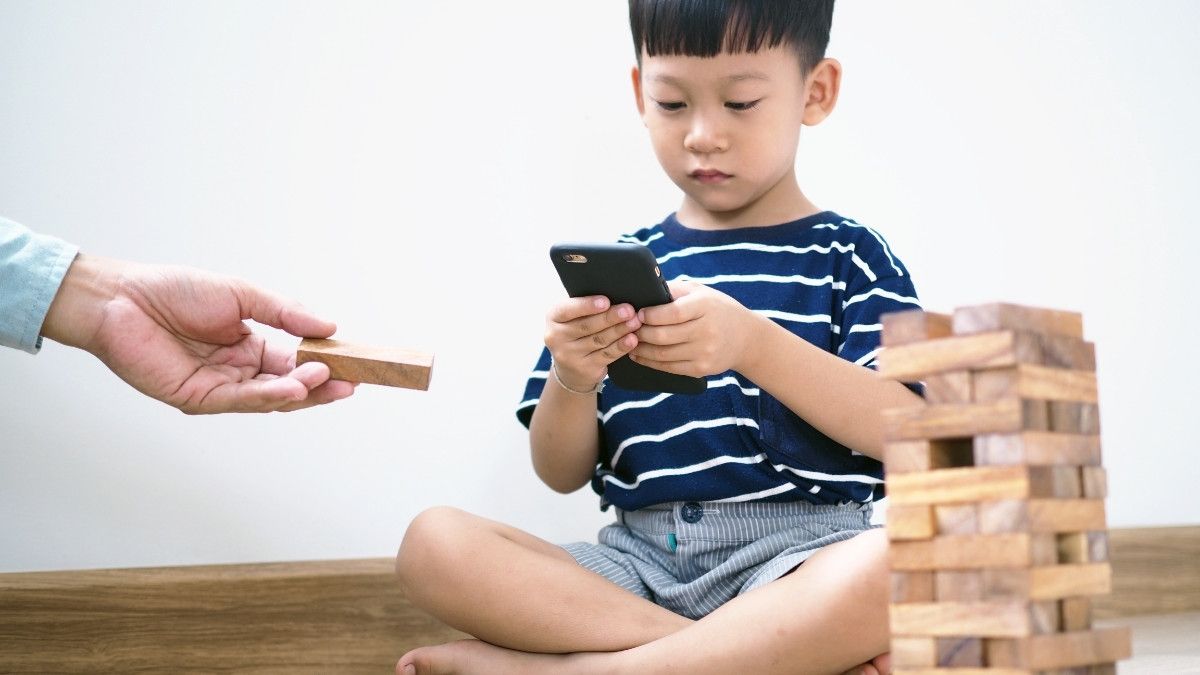 ILUSTRASI anak tengah asyik bermain gadget. (Foto:klikfokter.com)