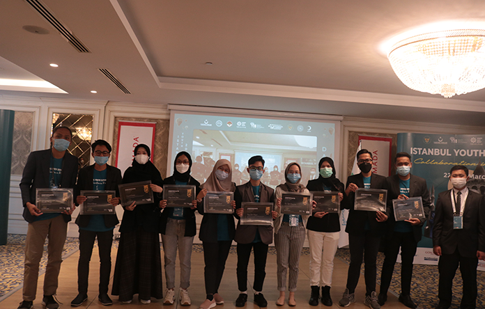 Read more about the article Enam Mahasiswa UNAIR Raih Penghargaan Best Sosial Project dalam IYS 2021 di Turki