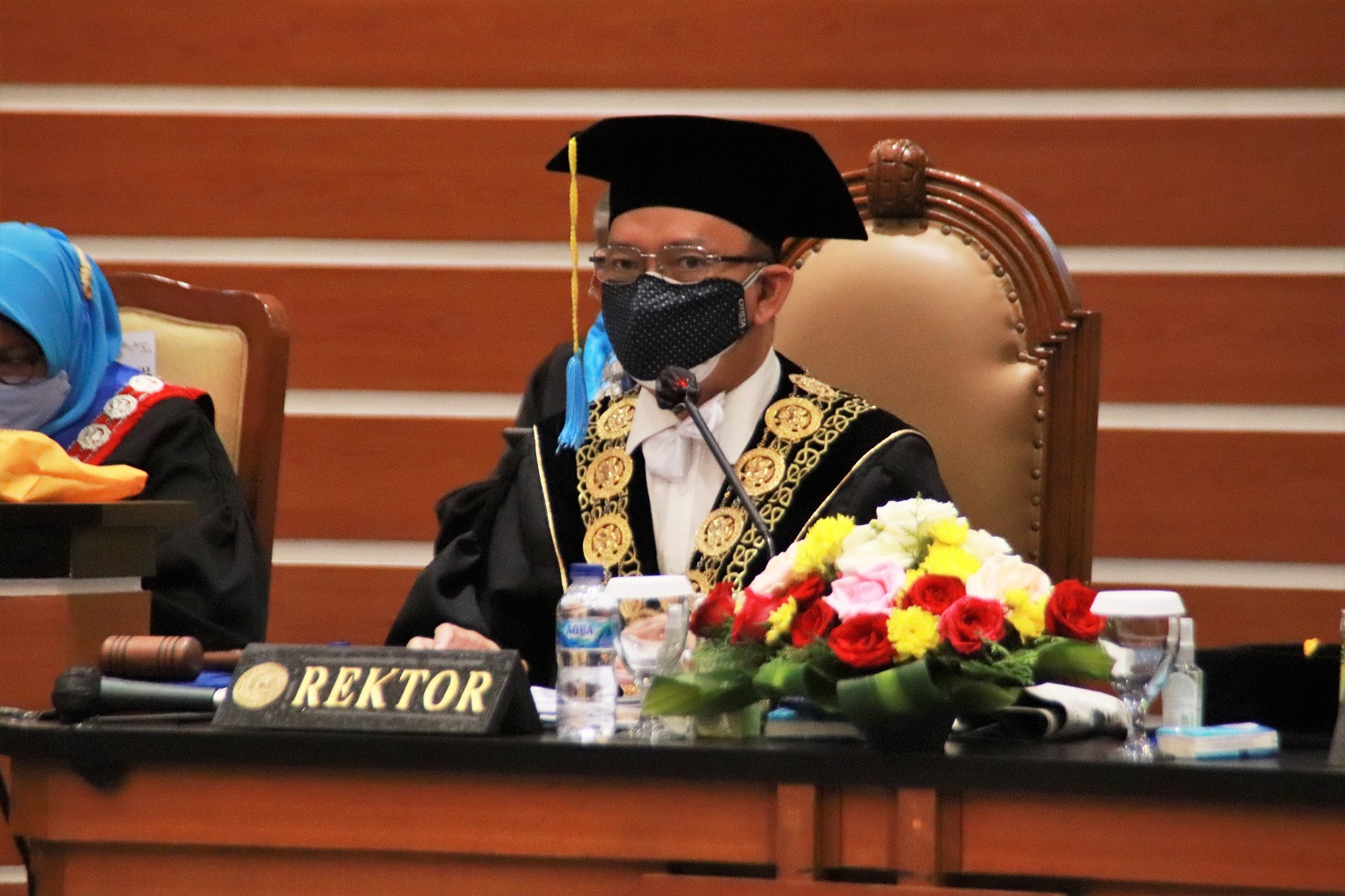 Read more about the article UNAIR inaugurates five new professors