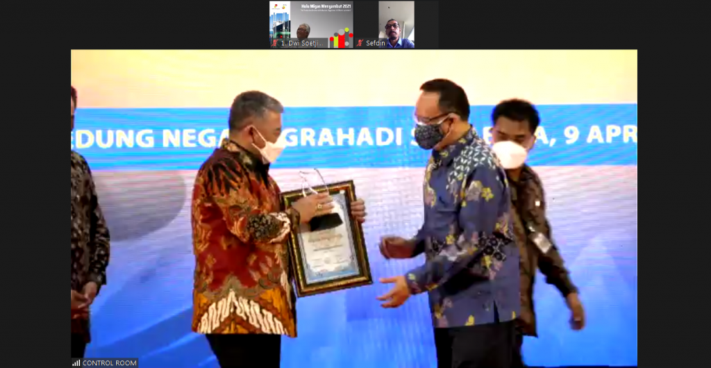 Rector of UNAIR Prof. Dr. Mohammad Nasih, SE., MT., Ak., CMA. receives an award at PWI Jatim Award. (Private photo)