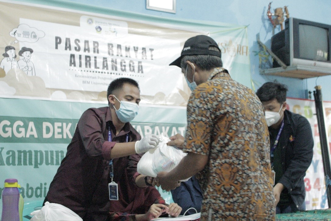 PEMBERIAN bantuan kepada warga Sidotopo saat pembukaan program AKSARA "Airlangga DEKAT Masyarakat Surabaya". (Foto: Nur Faradilla)