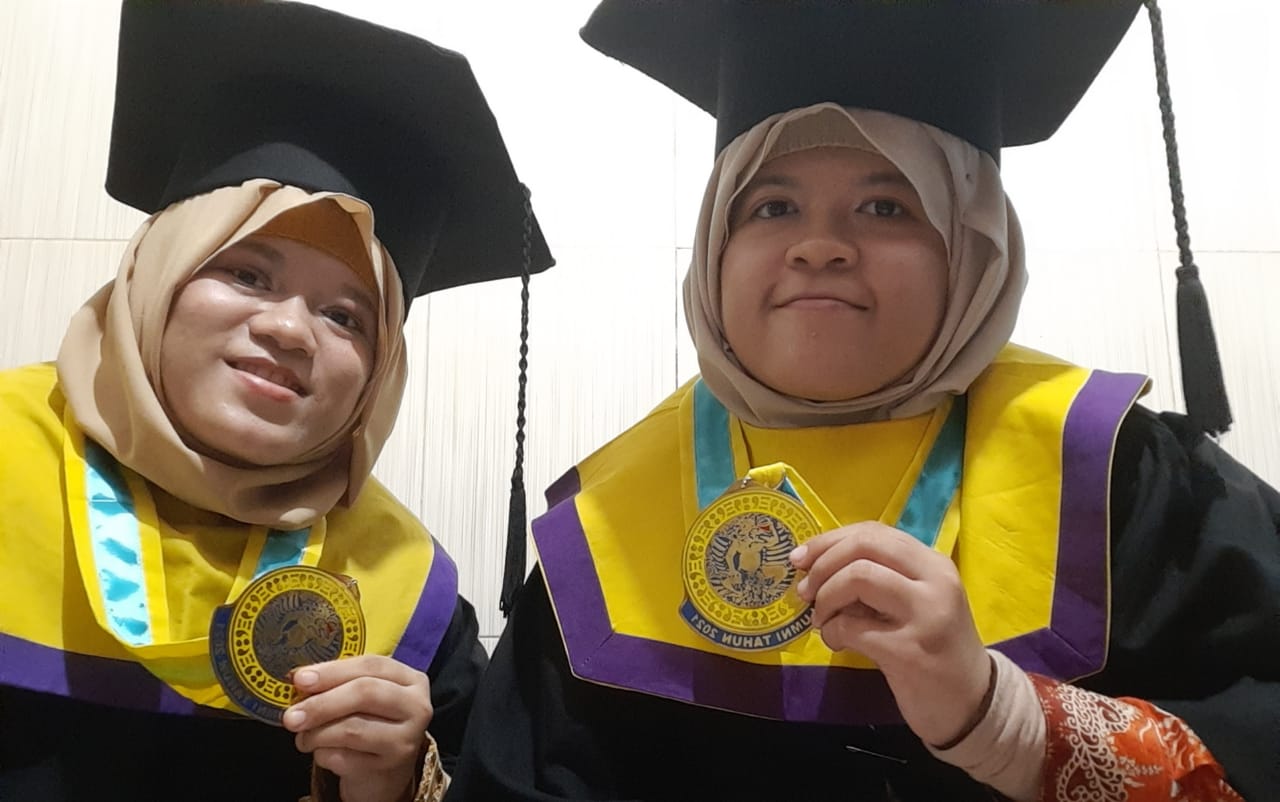 Read more about the article Miliki Ketertarikan Pada Kesehatan, Mahasiswi Kembar FKM UNAIR Berhasil Lulus Bersama