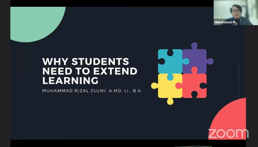 Muhammad Rizal Zulmi A.MD.LI, UNAIR English Three-year vocational program (D3) alumnus, gives a presentation in a webinar.
