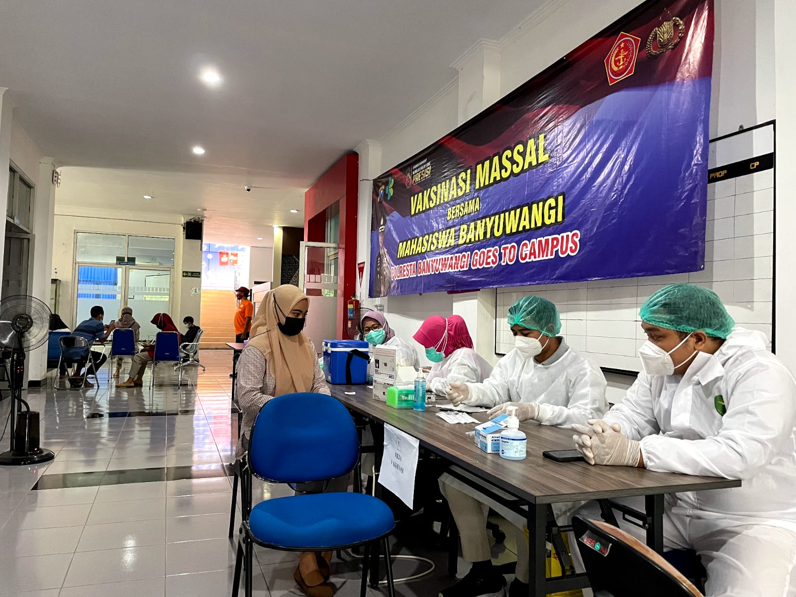 Read more about the article Galakkan Vaksinasi, UNAIR Banyuwangi dan Kapolresta Adakan Gerai Vaksin Massal
