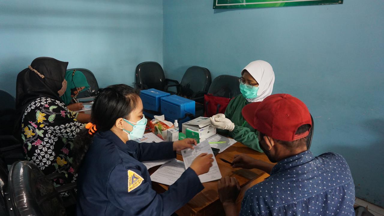 Read more about the article Gandeng Pihak Desa, Tim KKN 64 Kelompok 38 Gelar Vaksinasi Bagi Warga