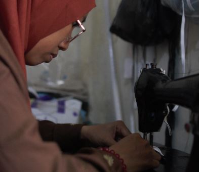One of the participants sewing the mask (Photo: FISIP UNAIR)