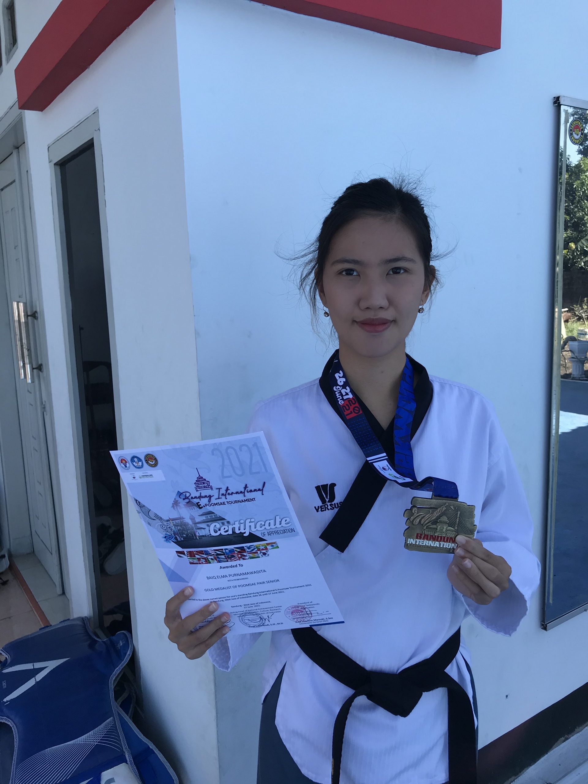 Read more about the article UNAIR student wins a gold medal at Bandung International E-Poomsae Tournament