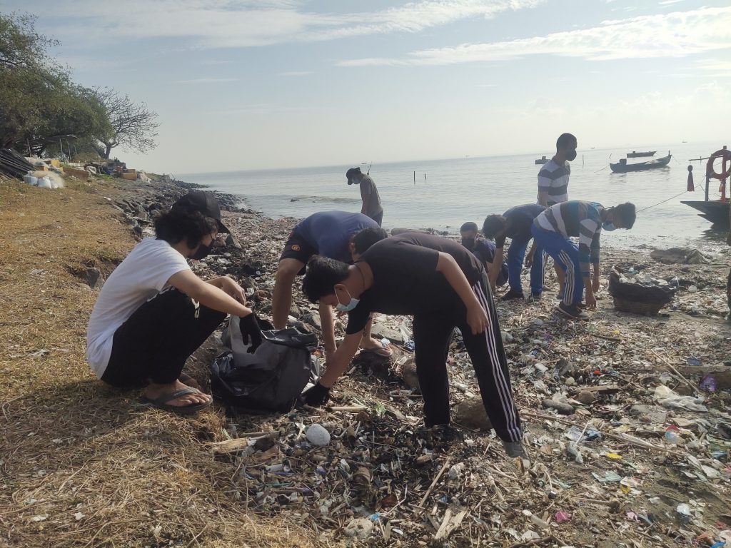 FPK students clean up Surabaya’s coasts during pandemic (Photo by: SALMON FPK)