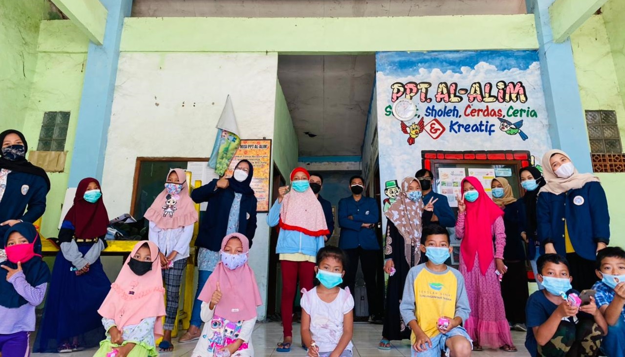 Read more about the article Kelompok 36 KKN UNAIR Edukasi Anak-Anak Sekolah Sungai Gunakan Zoom dan Asesmen Nasional