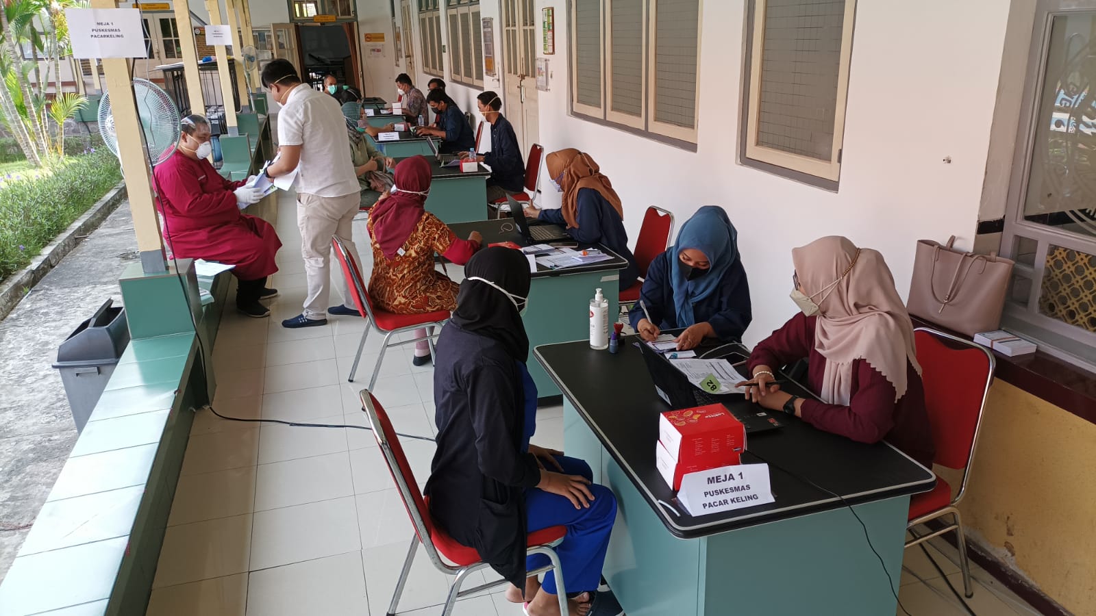 Read more about the article Kolaborasi Banyak Mitra untuk Vaksinasi Dosis Ketiga Tenaga Medis RSGM UNAIR