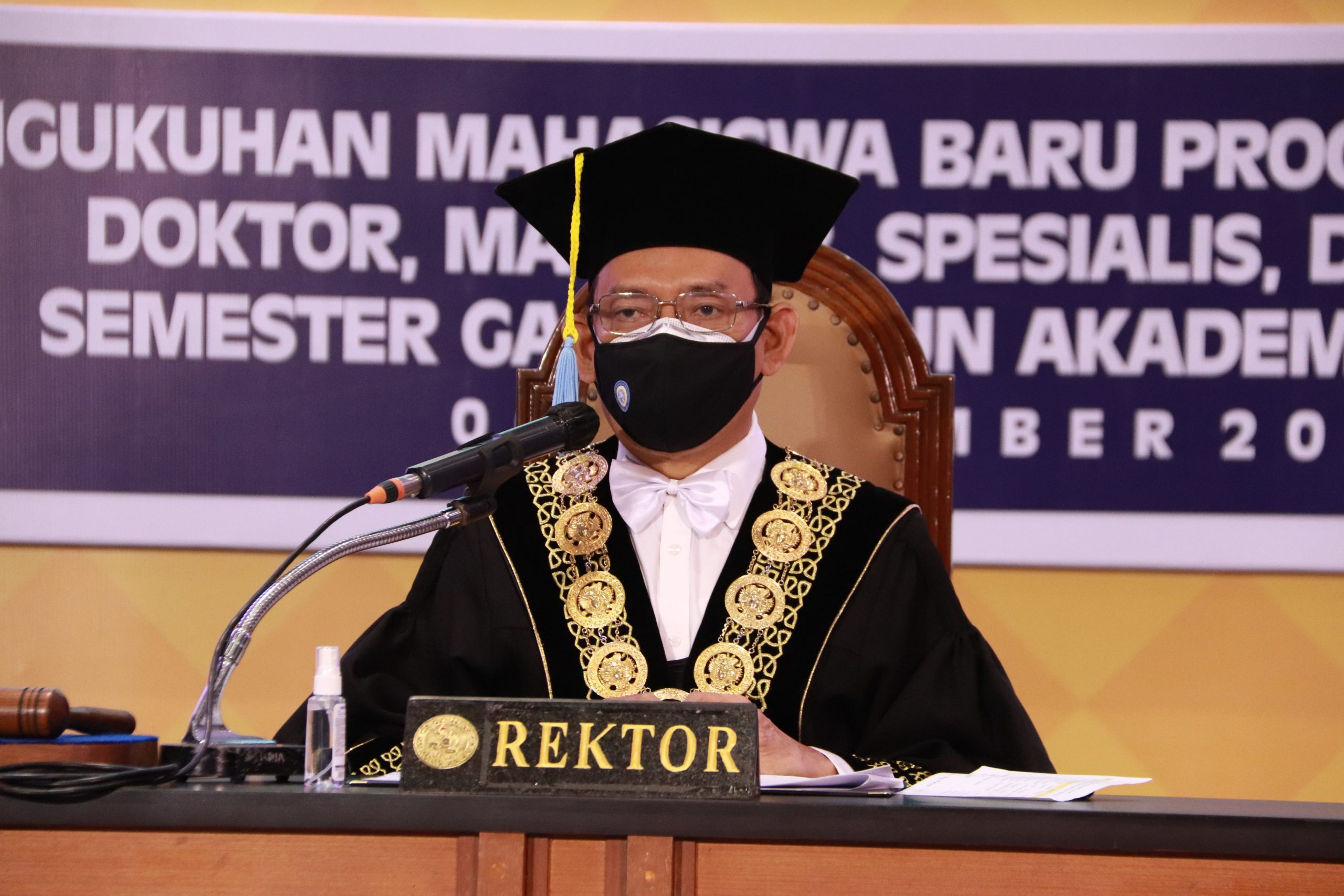 Read more about the article Rektor UNAIR Kukuhkan 1381 Mahasiswa Baru Program Pascasarjana