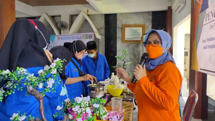 Read more about the article Tim Pengmas FKH UNAIR Sukses Antarkan Anak PA Himmatun Ayat Olah Aneka Produk Susu