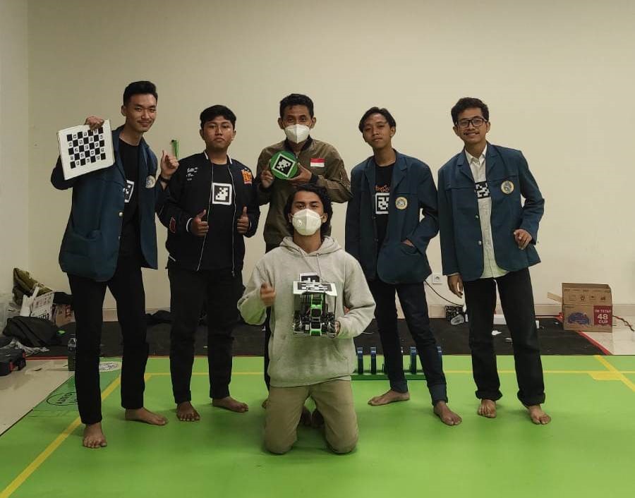 Read more about the article UNAIR Sabet Juara 2 Kontes Robot Indonesia Wilayah 2