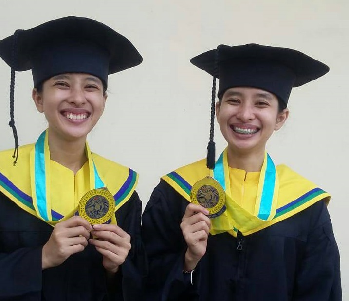 Read more about the article Tak Pernah Beda Sekolah, 2 Wisudawati Kembar Kompak Lulus dari Farmasi UNAIR
