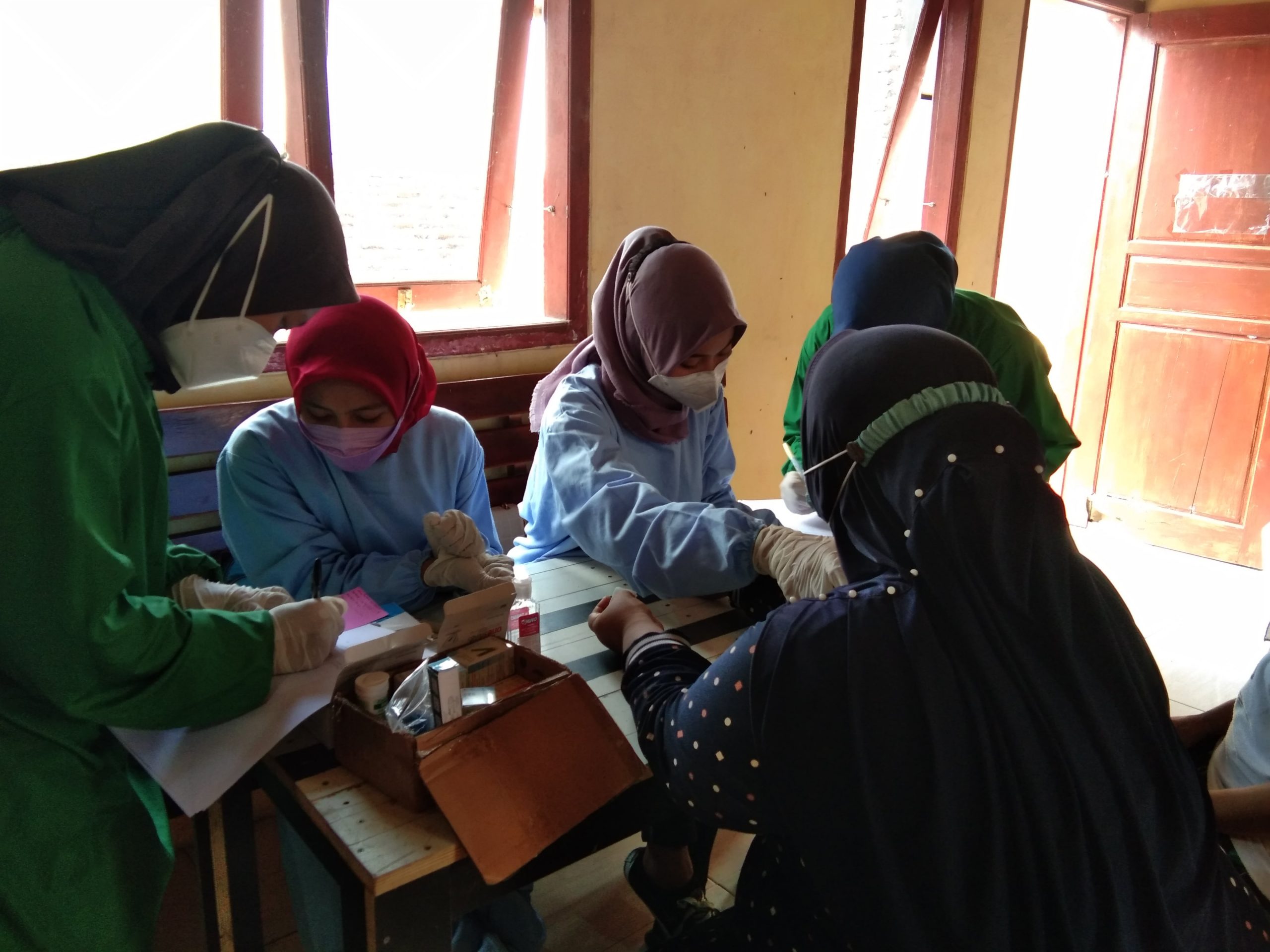 Read more about the article Mahasiswa FKp UNAIR Berikan Cek Kesehatan Gratis di Desa Pesanggrahan Mojokerto