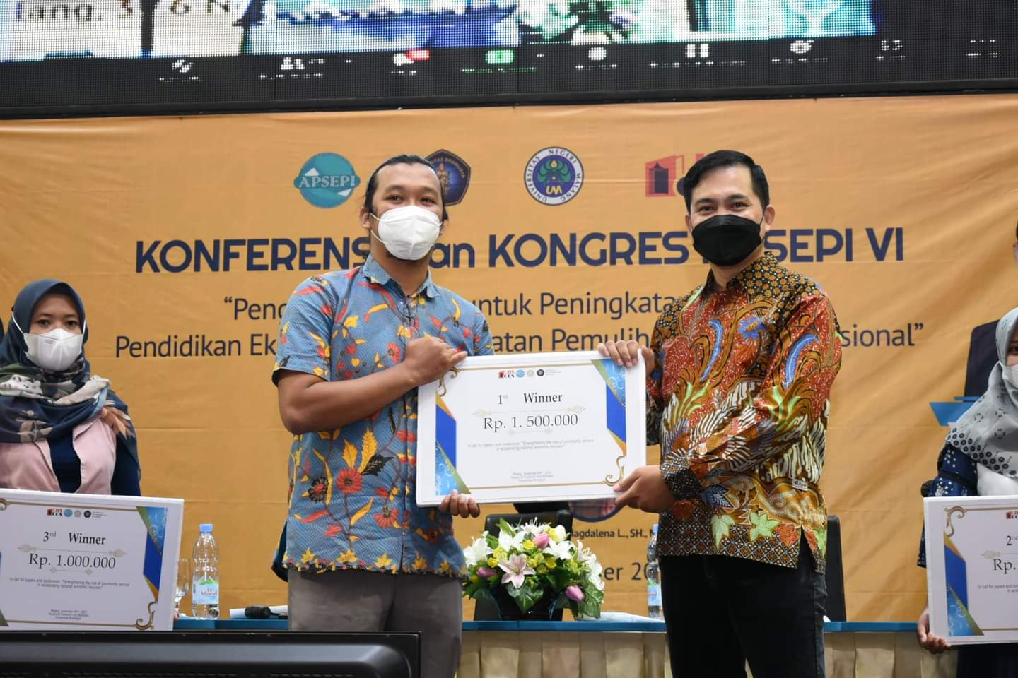 Read more about the article Lakukan Pengmas di Sumenep, Dosen FEB UNAIR Juara Pertama  Call For Paper JISCOS 2021