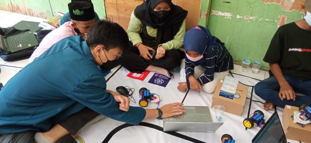 Read more about the article Prodi TRKB Beri Hibah dan Pelatihan Robot Line Tracer bagi Pelajar SMP
