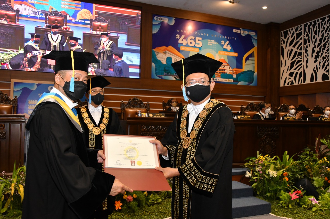 Read more about the article Ignasius Jonan receives honorary doctorate degree from UNAIR