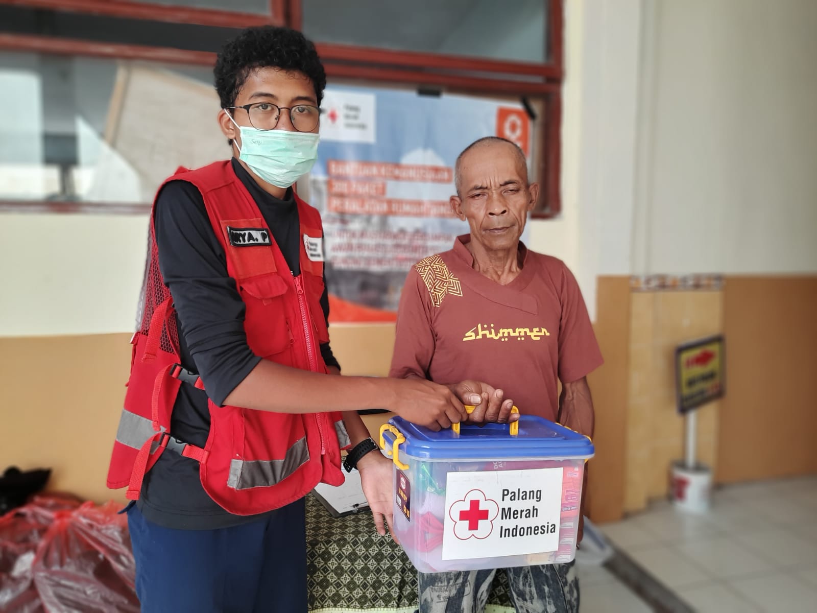 Read more about the article PMI Terjunkan Mahasiswa UNAIR Jadi Relawan Bencana Erupsi Gunung Semeru
