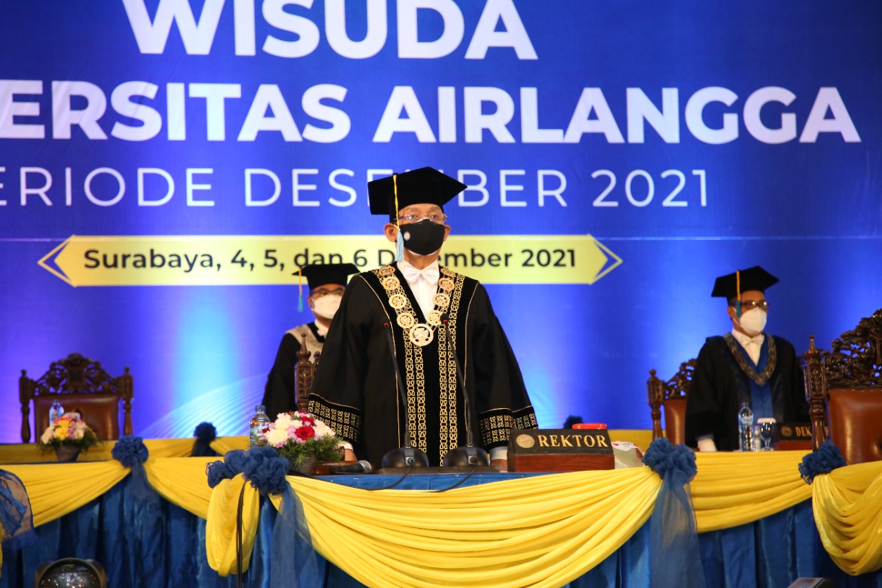 Read more about the article Holding the first offline graduation amid pandemic, UNAIR Rector invites graduates to become smart people