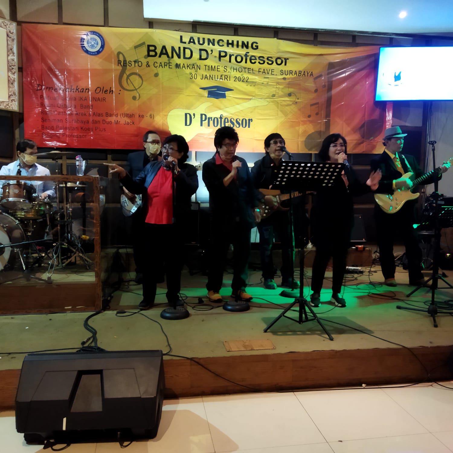 Read more about the article Hobi Bermusik, Guru Besar UNAIR Bentuk Grup Band D’Professor