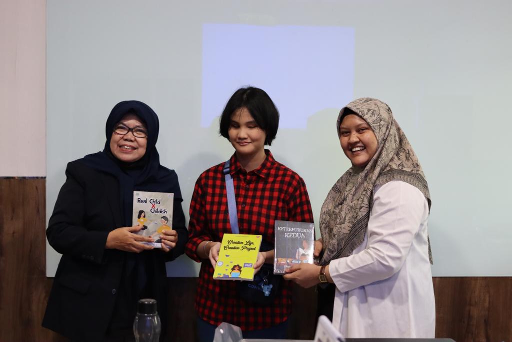 Read more about the article Dhawy, UNAIR Faculty of Humanities’ visually impaired student writes three novels