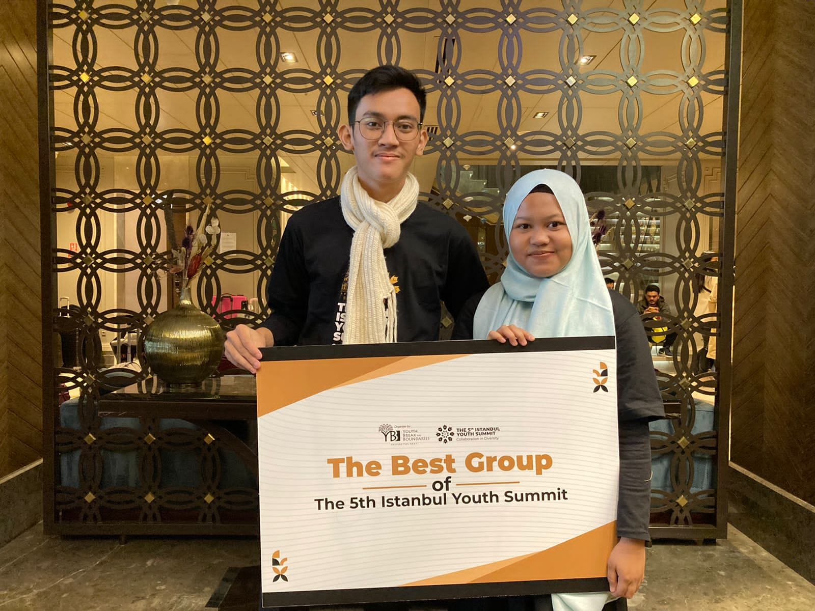 Read more about the article Dua Mahasiswa UNAIR Raih The Best Group Istanbul Youth Summit 2022