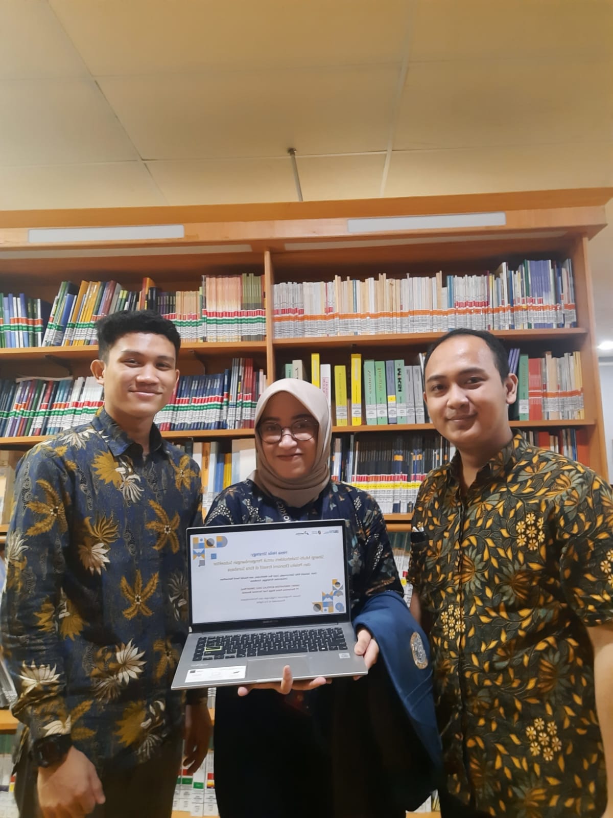 Read more about the article Supporting creative economy practitioners, UNAIR students win 2nd place in the innovation competition